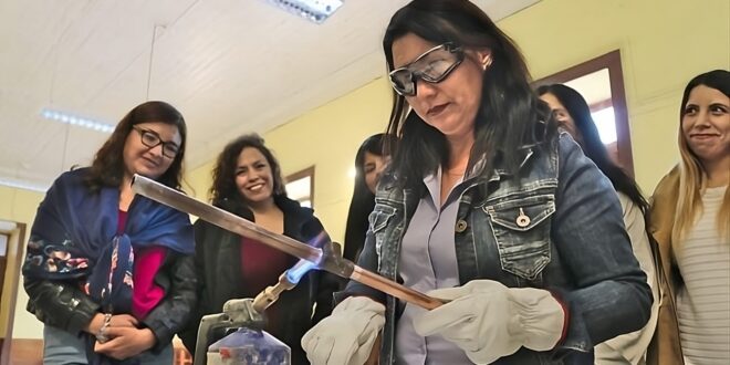 Aguas del Valle anuncia a las seleccionadas para participar en el Programa Mujeres Gásfiter