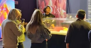 Jóvenes en reinserción exploran la anatomía humana en la exposición Bodies Evolution