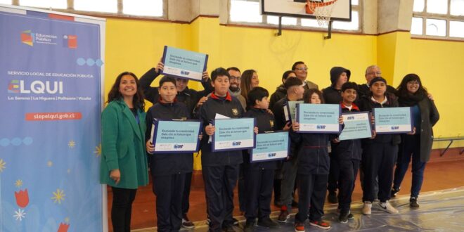 1.464 estudiantes de La Serena reciben computadores para fortalecer sus aprendizajes
