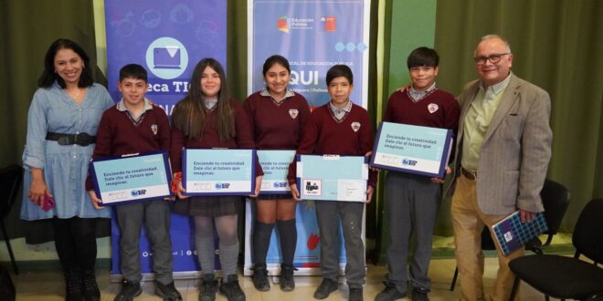 247 estudiantes de Vicuña reciben computadores con software educativos y de educación vial