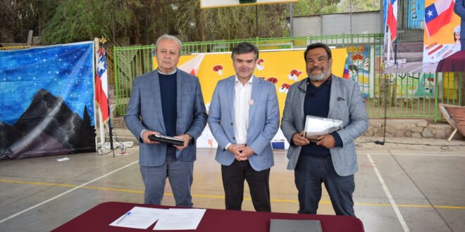Colegio Antonio Varas de Vicuña dona equipos computacionales a Liceo de Coquimbo