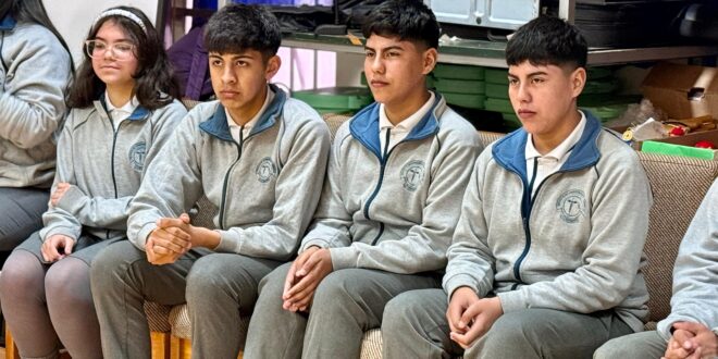 Estudiantes fortalecen sus competencias digitales y ciudadanas en conversatorio intergeneracional en Coquimbo