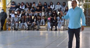 Paul Vásquez comparte su historia de superación y resiliencia con estudiantes del Colegio Antonio Varas¨