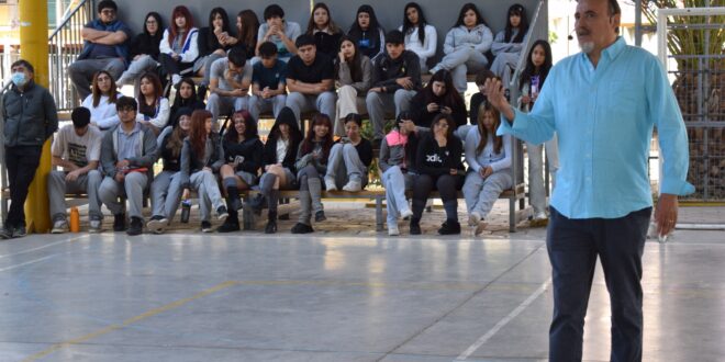 Paul Vásquez comparte su historia de superación y resiliencia con estudiantes del Colegio Antonio Varas¨