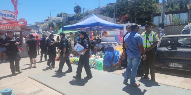 “Operativo Costanera” DISEP, Armada y Carabineros fiscalizan e incautan más de 900 productos de comercio ilegal instalados en el borde costero de Tongoy
