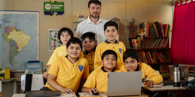 Unidocente de la Escuela Carmela Prat de Monte Patria es destacado en serie documental del Mineduc