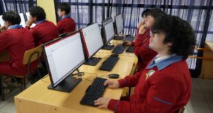 Estudiantes de Liceo TP Juan Bautista De La Salle reciben modernos computadores de SLEP Elqui