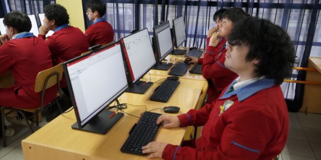 Estudiantes de Liceo TP Juan Bautista De La Salle reciben modernos computadores de SLEP Elqui