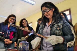 • Las interesadas en sumarse a la iniciativa deben completar el formulario en el sitio www.aguasdelvalle.cl. Aguas del Valle mantiene abierta las postulaciones a la versión 2026 del Programa “Mujeres Gásfiter: Talento que Fluye”. La iniciativa -que ya cumple una década - ha capacitado gratuitamente a cientos de mujeres de la Región de Coquimbo en reparación y mantención de instalaciones sanitarias, dotándolas de conocimientos técnicos y nuevas oportunidades de desarrollo laboral y personal. “Se trata de un curso que tiene un impacto positivo en hogares, emprendimientos y barrios de toda la región. Seguiremos impulsando iniciativas que promuevan autonomía, desarrollo, empoderamiento y equidad, y esperamos recibir muchas más postulaciones de mujeres con ganas de aprender y especializarse en este rubro”, señaló el gerente regional de Aguas del Valle, Andrés Nazer “Mujeres Gásfiter” ofrece formación práctica en gasfitería domiciliaria, enfocada especialmente en jefas de hogar y vecinas que buscan adquirir un oficio técnico para generar ingresos o reforzar su autonomía. El programa entrega un certificado oficial de participación, respaldado por Aguas del Valle y el Instituto Profesional AIEP, que impartirá el curso en las provincias de Elqui y Choapa. Las postulaciones están abiertas hasta el 7 de mayo de 2026, a través de un formulario disponible en www.aguasdelvalle.cl. En tanto, la nómina de las 40 mujeres seleccionadas se dará a conocer el 7 de junio. Requisitos de postulación -Ser mujer mayor de 18 años. -Residir en comunas de la Región donde Aguas del Valle tiene servicio. -Contar con cédula de identidad vigente (chilena o extranjera). -Completar el formulario en línea con los datos actualizados. -Adjuntar los documentos requeridos. Postulaciones en el siguiente link https://es.surveymonkey.com/r/MujeresGasfiterADV2026