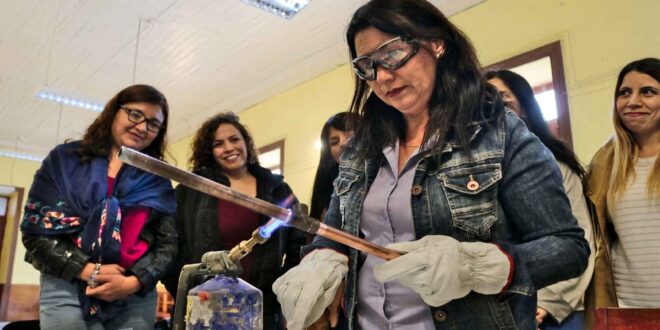 • Las interesadas en sumarse a la iniciativa deben completar el formulario en el sitio www.aguasdelvalle.cl. Aguas del Valle mantiene abierta las postulaciones a la versión 2026 del Programa “Mujeres Gásfiter: Talento que Fluye”. La iniciativa -que ya cumple una década - ha capacitado gratuitamente a cientos de mujeres de la Región de Coquimbo en reparación y mantención de instalaciones sanitarias, dotándolas de conocimientos técnicos y nuevas oportunidades de desarrollo laboral y personal. “Se trata de un curso que tiene un impacto positivo en hogares, emprendimientos y barrios de toda la región. Seguiremos impulsando iniciativas que promuevan autonomía, desarrollo, empoderamiento y equidad, y esperamos recibir muchas más postulaciones de mujeres con ganas de aprender y especializarse en este rubro”, señaló el gerente regional de Aguas del Valle, Andrés Nazer “Mujeres Gásfiter” ofrece formación práctica en gasfitería domiciliaria, enfocada especialmente en jefas de hogar y vecinas que buscan adquirir un oficio técnico para generar ingresos o reforzar su autonomía. El programa entrega un certificado oficial de participación, respaldado por Aguas del Valle y el Instituto Profesional AIEP, que impartirá el curso en las provincias de Elqui y Choapa. Las postulaciones están abiertas hasta el 7 de mayo de 2026, a través de un formulario disponible en www.aguasdelvalle.cl. En tanto, la nómina de las 40 mujeres seleccionadas se dará a conocer el 7 de junio. Requisitos de postulación -Ser mujer mayor de 18 años. -Residir en comunas de la Región donde Aguas del Valle tiene servicio. -Contar con cédula de identidad vigente (chilena o extranjera). -Completar el formulario en línea con los datos actualizados. -Adjuntar los documentos requeridos. Postulaciones en el siguiente link https://es.surveymonkey.com/r/MujeresGasfiterADV2026
