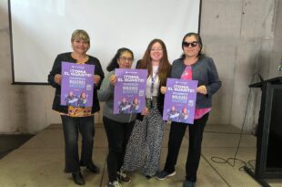 Vecinas participan en sesiones de postulación en línea para programa Mujeres Gásfiter de Aguas del Valle