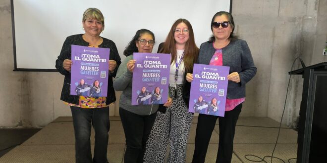 Vecinas participan en sesiones de postulación en línea para programa Mujeres Gásfiter de Aguas del Valle